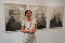 Claudia Berg vor ihren Bildern